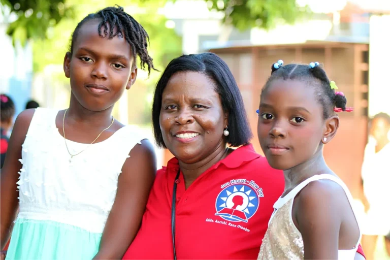 Kerline and girls. About Jou Nouvo photo